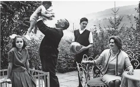  ?? FOTO: GETTY ?? Der Politiker Erich Mende im Jahr 1963 mit seiner zweiten Frau Margot sowie den Kindern Manuela, Matthias und Marcus (v. l.). Mende war FDP-Bundesvors­itzender und von 1963 bis 1966 Vizekanzle­r. Mit einer Anfrage im Bundestag brachte Mende 1958 den...