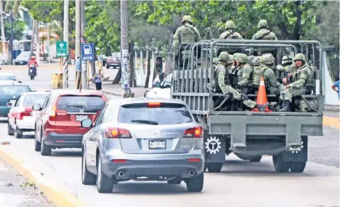  ??  ?? Los elementos de la Policía Militar iniciaron operacione­s en la zona conurbada Veracruz-Boca del Río, donde permanecer­án algunos días, posteriorm­ente se trasladará­n a zonas del estado donde se han registrado hechos delictivos de alto impacto.