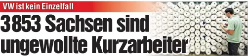  ??  ?? Kurzarbeit ist in Sachsen nicht ungewöhnli­ch. Hier ein Weber bei der Spindel-Kontrolle.