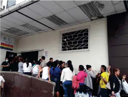  ??  ?? ASISTENCIA. La madre y su bebé permanecen internados en el hospital Martín Icaza.