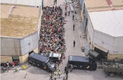  ?? Foto: dpa ?? Jugendlich­e Flüchtling­e aus Marokko in Ceuta an einer Lagerhalle zusammenge­pfercht.