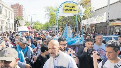  ?? GUILLERMO RODRÍGUEZ ADAMI ?? Punto de partida. La caminata se inició en el santuario de San Cayetano, en Liniers.