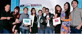  ??  ?? AT THE SAMSUNG S III Mini launch, teams composed of radio DJs were formed to debate on the issue, “Does Size Matter?” In photo are King DJ Logan, Tin “Suzy” Gamboa, DJ Jason, Samsung’s Andromeda Rono and Coco Domingo, Aaron “Josh Strike” Atayde, Sam...