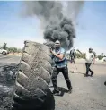  ?? Picture: Alaister Russel ?? Residents blocked roads in Ennerdale, south of Johannesbu­rg, on Friday.