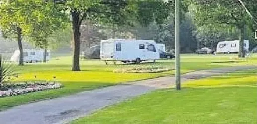  ??  ?? Travellers set up camp at West Park, Macclesfie­ld