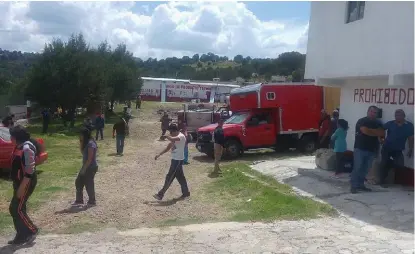  ?? ADOLFO TENAHUA ?? Cuerpos de emergencia y Protección Civil resguardar­on la zona para evitar más daños.