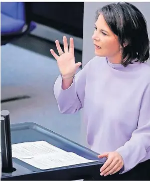  ?? FOTO: IMAGO ?? Außenminis­terin Annalena Baerbock, derzeit neben Habeck das Gesicht der Grünen in Berlin, spricht im Deutschen Bundestag.