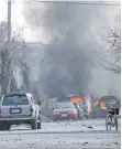  ?? FOTO: DPA ?? Durch eine Explosion gerieten auch mehrere Autos in Brand.