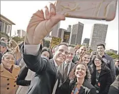  ?? Al Seib Los Angeles Times ?? MAYOR Eric Garcetti takes a selfie with Aura Vasquez, right, a commission­er on the board of the city’s Department of Water and Power.