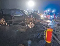  ?? FOTO: FEUERWEHR MENGEN ?? Die beiden Autos werden beim Unfall komplett zerstört, drei Erwachsene und ein fünf Monate altes Kind schwer verletzt.