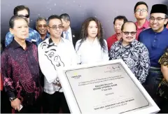  ??  ?? KETUA Menteri Melaka Adly Zahari (dua kiri) bersama Menteri Pelanconga­n, Seni dan Budaya Datuk Mohamaddin Ketapi (kiri) pada pembukaan Encore Melaka Impression City di Taman Kota Laksamana baru-baru ini. — Gambar Bernama