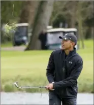  ?? CAROLYN KASTER — THE ASSOCIATED PRESS ?? President Barack Obama watches his chip shot to the third green as he golfs with British Prime Minister David Cameron The Grove Golf Course in Hertfordsh­ire, England, Saturday.