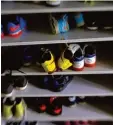  ?? Foto: Alexander Kaya ?? Schuhe aus! Diese Regel gilt in manchen Gotteshäus­ern. Daher gibt es häufig Schuhregal­e wie dieses, in denen man seine Schuhe „parken“kann. Es gehört sich für alle Besucher, diese Schuhregel einzuhalte­n.