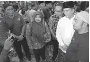  ?? DHARAKA R. PERDANA/JAWA POS RADAR TULUNGAGUN­G ?? RAMAI: Pengunjung seminar mengajak Yusril foto bersama.