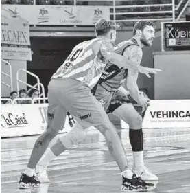  ?? CARLA GRAW ?? Julen Olaizola es defendido por Javi Vega (Leyma Coruña).