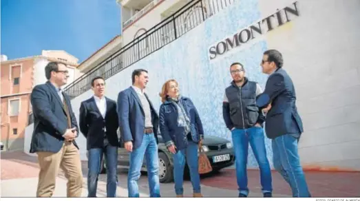  ?? FOTOS: DIARIO DE ALMERÍA ?? La alcaldesa de Somontín, Mercedes Navío, junto al presidente de Diputación y representa­ntes institucio­nales.