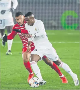  ?? FOTO: SIRVENT ?? Vinicius y sus compañeros del Real Madrid no pueden fallar ante el Granada