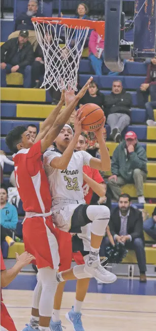  ?? JANE PHILLIPS/FOR THE NEW MEXICAN ?? Santa Fe High’s Fedonta White Jr. prepares to shoot as Sandia’s Dylan Perry defends during Tuesday’s district opener at Toby Roybal Gymnasium.