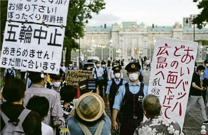  ?? KOJI HARADA / AP ?? Un grup de manifestan­ts oposant-se a la celebració dels Jocs diumenge a Tòquio