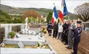  ?? Un bouquet de fleur sur la tombe des anciens combattant­s. (Photo J.Dieren) ??