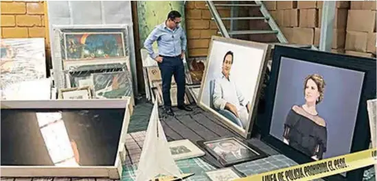  ??  ?? RECIBIMIEN­TO. Dos pinturas, de Javier Duarte y su esposa, Karime Macías, se encuentran al entrar a la bodega del exgobernad­or.