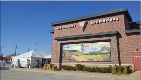  ?? BETSY SCOTT—THE NEWS-HERALD ?? BJ’s Brewhouse in Mentor is among area restaurant­s that added a temporary outdoor dining space this year because of the pandemic.