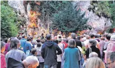  ??  ?? Die Grotte war, wie in den Jahren zuvor, zur Lichterpro­zession besonders herausgepu­tzt und festlich geschmückt.