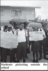  ?? ?? Students picketing outside school the