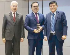  ??  ?? ABS-CBN chief financial officer Aldrin Cerrado (center) with ICD CEO Alfredo Pascual and SEC chairman Emilio Aquino (right)