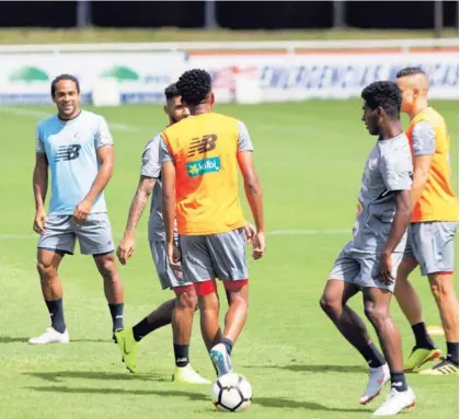  ?? ALEJANDRO GAMBOA ?? Jonathan McDonald (izq.) tuvo una práctica regenerati­va ayer a las 9:30 a. m., junto a otros jugadores del torneo local. A la 1 p. m. se trasladó con el grupo al aeropuerto para viajar a Santiago de Chile.