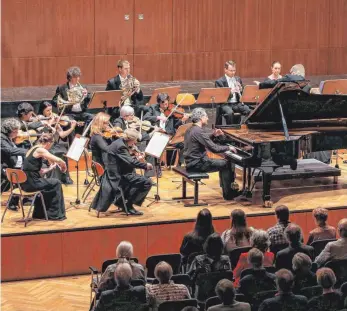  ?? FOTO: THOMAS SIEDLER ?? Die Besucher erlebten am Donnerstag ein großartige­s Konzert. Der Star-Pianist Matthias Kirschnere­it und die Kammermusi­ker vom Prager Nationalth­eater erhielten jede Menge Jubelrufe.