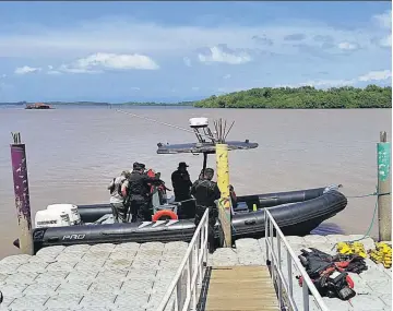  ??  ?? Naufragaro­n. Los pescadores salieron el domingo a las nueve de la mañana y debían regresar el lunes por la tarde, pero sospechan que una tormenta los obligó a cambiar de rumbo.