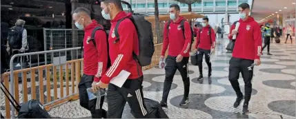  ??  ?? 1 Jorge Jesus e Rui Costa, que chefiou a comitiva encarnada na viagem ao Funchal, pararam à saída do aeroporto para ouvir as críticas dos adeptos 2 Os joga
dores do Benfica foram os visados por aqueles que os esperavam ontem à chegada à Madeira, onde esta noite defrontam o Marítimo