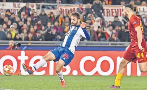  ??  ?? DECISIVO. Adrián remata para marcar el gol del Oporto ante el Roma en la victoria de los italianos en el estadio Olímpico.