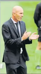 ?? FOTO: J. E. ?? Zidane aplaude a sus jugadores