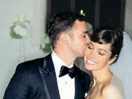  ??  ?? La popstar Justin Timberlake e l’attrice statuniten­se Jessica Biel sposi nel 2012 a Borgo Egnazia. Ottanta gli ospiti, cinque miilioni di euro spesi