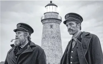  ?? FOTO: ERIC CHAKEEN/UPI ?? Im Stil alter Schwarz-Weiß-Filme der 1920er-Jahre entwickelt Regisseur Robert Eggers ein Drama um den Leuchtturm­wärter Wake (Willem Dafoe, links) und seinen Gehilfen Winslow (Robert Pattinson).