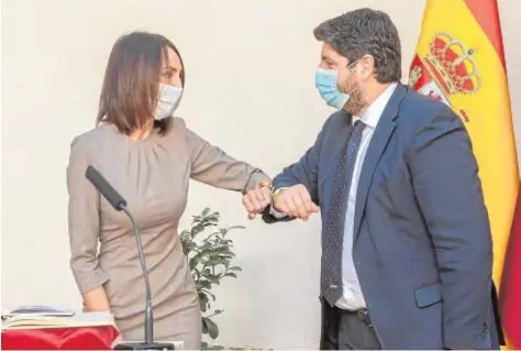  ?? EFE ?? López Miras, saluda con el codo a la nueva consejera de Empresa y exdiputada de Cs, Valle Minguélez