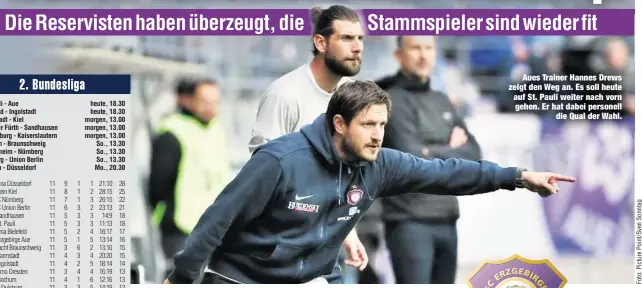  ??  ?? Aues Trainer Hannes Drews zeigt den Weg an. Es soll heute auf St. Pauli weiter nach vorn gehen. Er hat dabei personell
die Qual der Wahl.