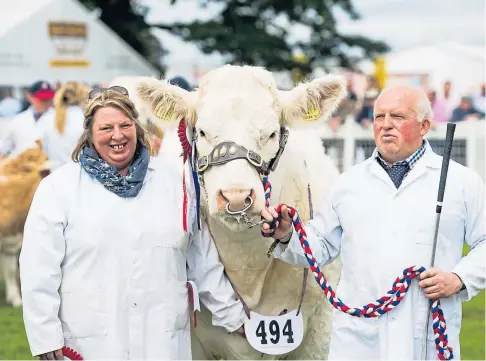  ??  ?? ON PARADE: Judges Tracy and Davie Nicoll with the supreme champion at the Royal Highland Show in 2019.