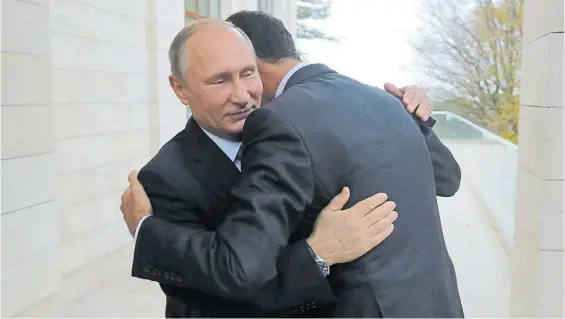  ?? AP ?? Agradecimi­ento. El presidente siri, Bashar al Assad, abraza a su par ruso, Vladimir Putin, en el encuentro que tuvieron el lunes en Sochi.