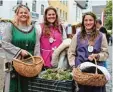  ??  ?? Andrea Ettner, Elena Ettner und Katrin Trauner haben Blumenkrän­ze gebunden.