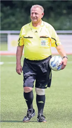  ?? FOTO: TINTER ?? Der Neusser Karl Heinz Kobus, hier im Jahr 2016, ist seit 45 Jahren Schiedsric­hter in der Kreisliga. Menschen wie er werden im DFB aber immer seltener.