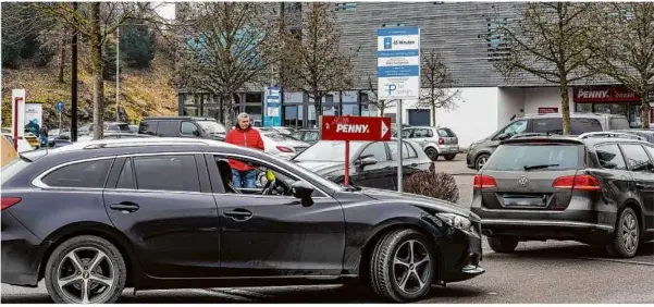  ?? Foto: Rudi Penk ?? Nicht nur der Penny-parkplatz in der Kanalstraß­e wird immer wieder missbräuch­lich von Fremd- oder Dauerparke­rn genutzt.