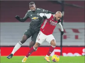  ?? FOTO: EFE ?? Pogba discute el cuero a Lacazette, que tuvo el triunfo en un libre directo