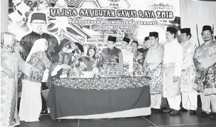  ??  ?? SARAWAK BISI KUASA: Abang Johari (semilan kanan) ngemataka bini iya, Juma’ani muangka ruas lemang ke dalam bakul, ke bela dikemata ulih Hasidah (lima kiba, belakang Juma’ani), Fatimah (empat kiba), Fadillah (lapan kanan), ADUN Demak Laut, Dr Hazland...