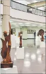  ??  ?? Esculturas. En la galería se exhiben las figuras de madera.