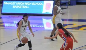  ??  ?? Brawley guard Yisel Arias (1) at the point of attack, during Wildcats’ 44-30 win over Indio on Thursday. PHOTO AARON BODUS