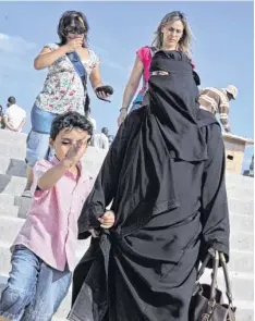  ?? Foto: H. Villalobos, dpa/Archiv ?? Eine Mutter in Paris. Sie ist mit einem Niqab verschleie­rt. Das Foto entstand im Juli 2010 – also vor dem Verbot von Niqab und Burka.