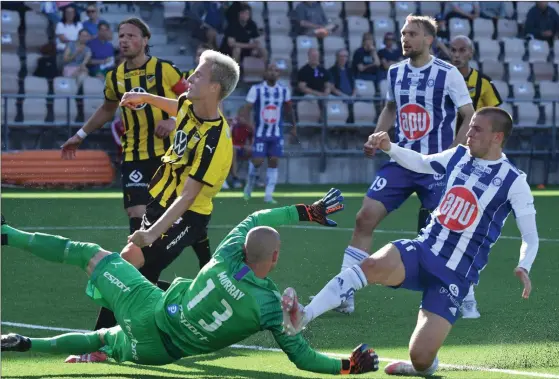  ?? FOTO: JUSSI NUKARI/LEHTIKUVA ?? Båda lagen hade sina stunder under matchen, men ingen lyckades göra mål efter HJK:s kvittering.